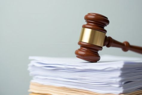 Foto: Richterhammer liegt auf Stapel Dokumente